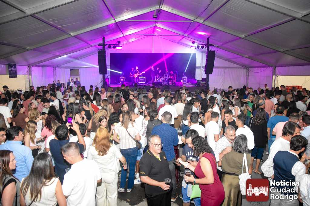 GALERÍA DE FOTOS/ Sergio Lucas anima la noche sabatina en la carpa durante la Feria del Caballo mirobrigense