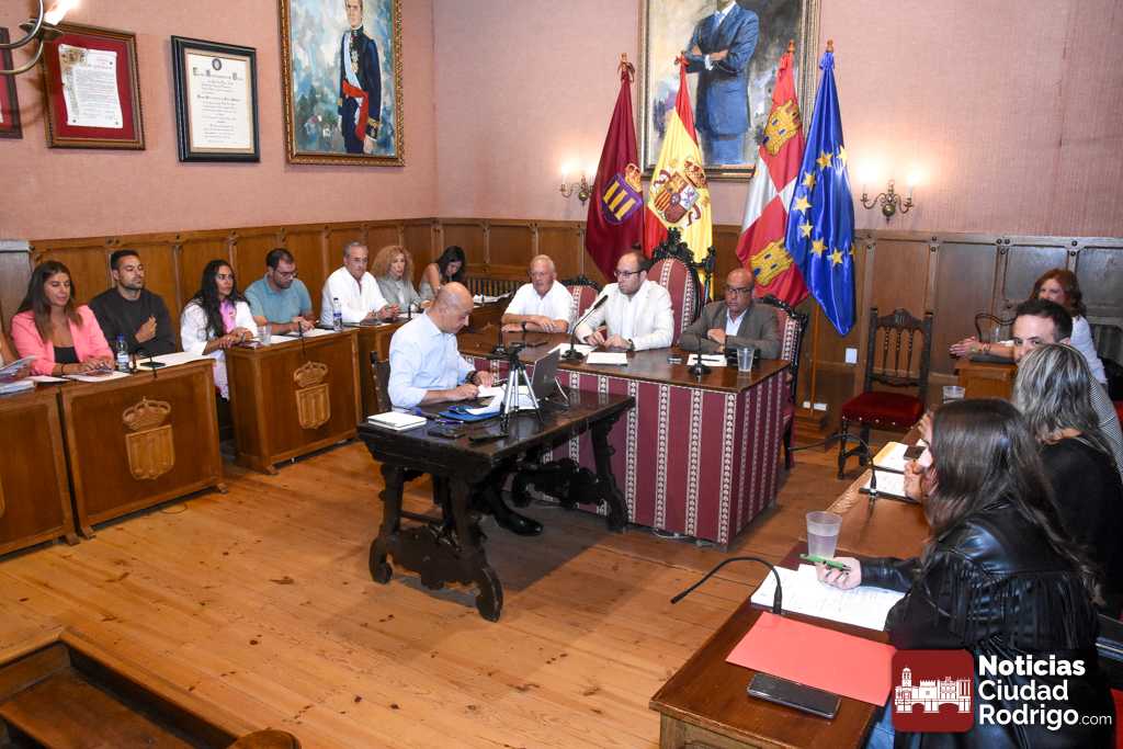 El Pleno del Ayuntamiento aprueba reclamar mejoras sanitarias y da luz verde a una modificación presupuestaria de casi 620.000€