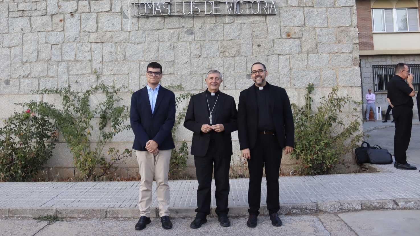 Mons. José Luis Retana acude a la apertura del curso en el Teologado de Ávila