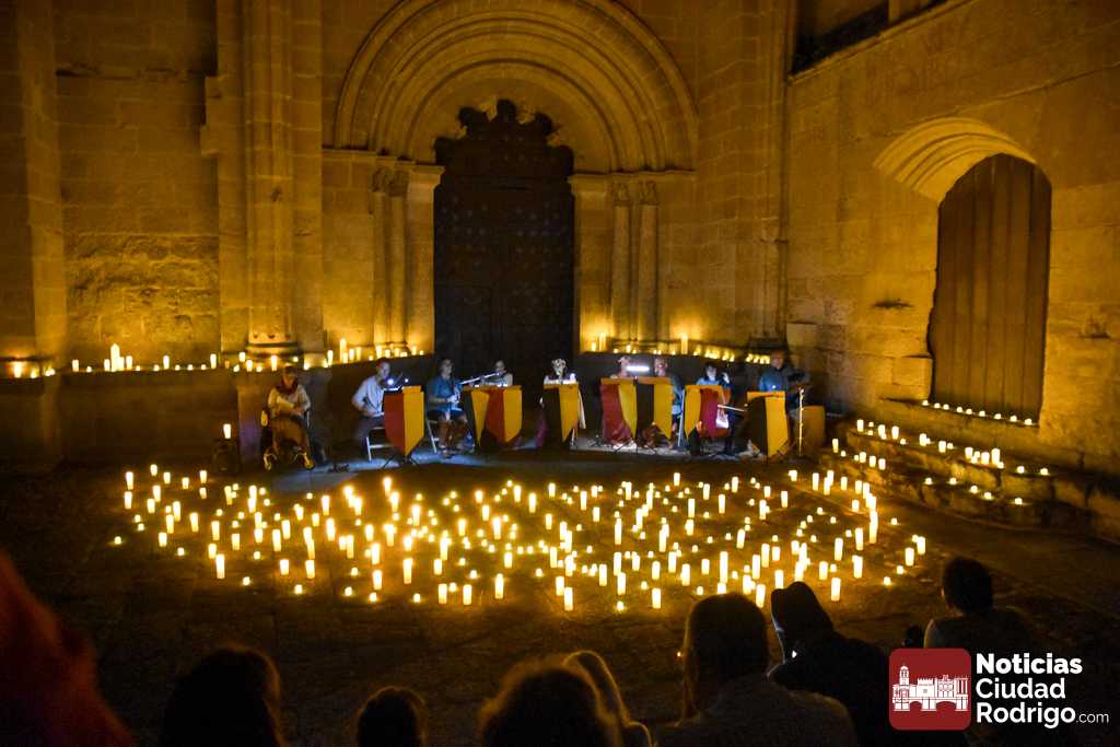Astrolabio realiza un bellísimo concierto de velas en la Puerta del Enlosado para cerrar el primer día de la Feria Medieval