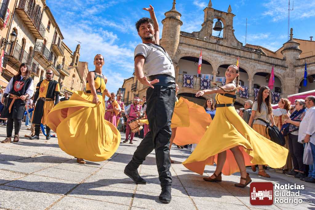 FOTOS/ El Desfile del Alarde recorre el casco histórico mirobrigense ante la atención de locales y foráneos