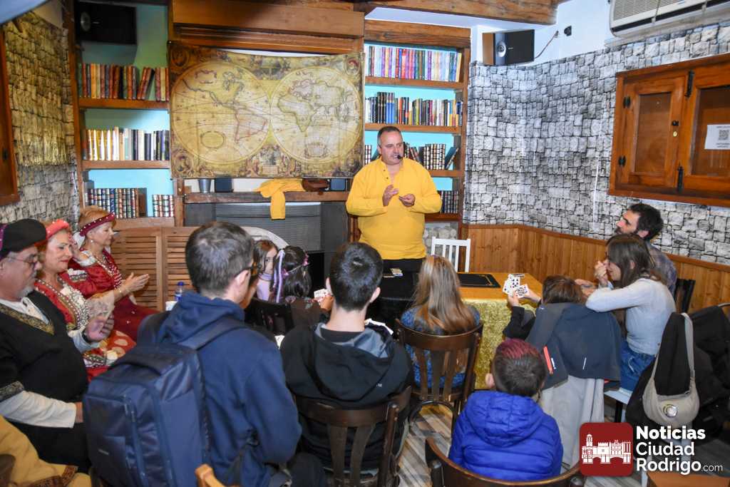 El Café-Bar «La Tertulia» estrena la primera de las sesiones de «Magia de Cerca» esta Feria Medieval
