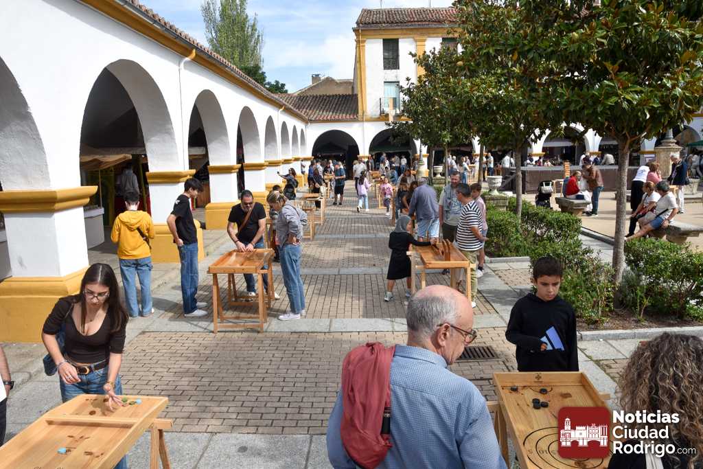 Ciudad Rodrigo vive la última matinal de la Feria Medieval rodeada de un gran ambiente por las calles