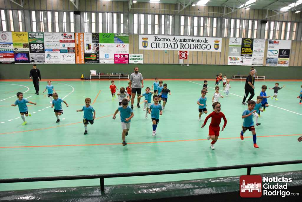 La Escuela de Fútbol Sala del CD Tres Columnas echa a andar con más de una treintena de niños