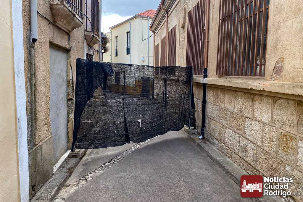 Cortado el paso en la zona de las Cuatro Calles por riesgo de desprendimientos