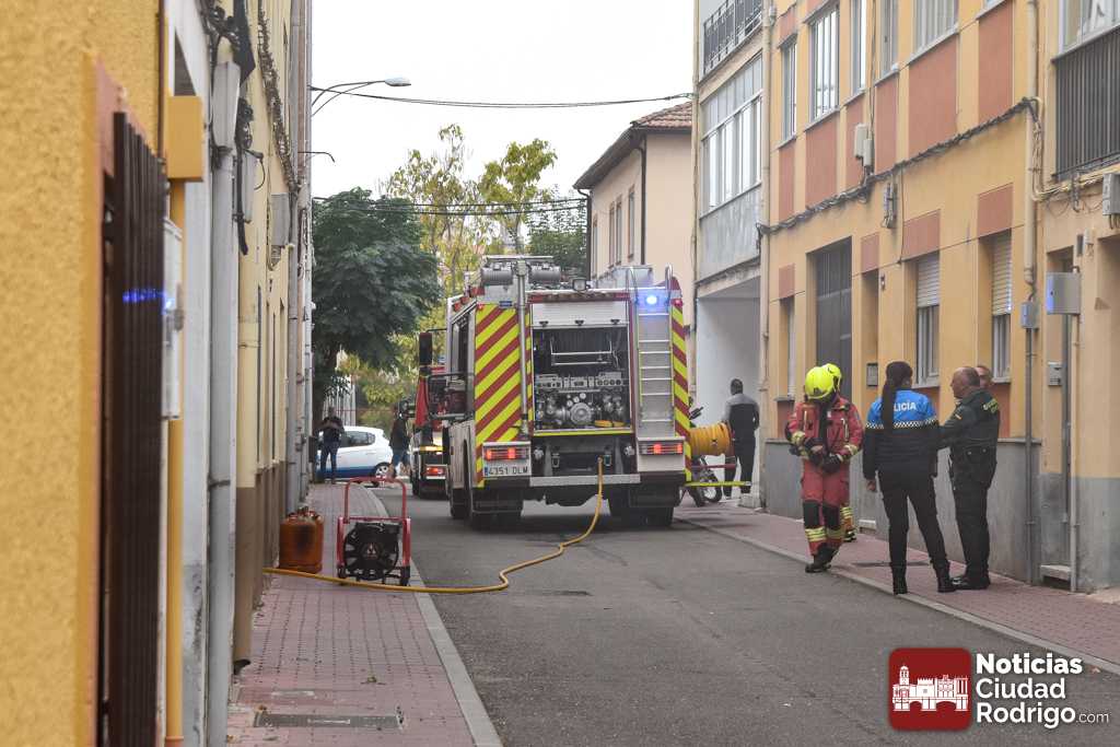 Un incendio en la calle San Marcial de Ciudad Rodrigo obliga a desalojar un bloque entero de viviendas