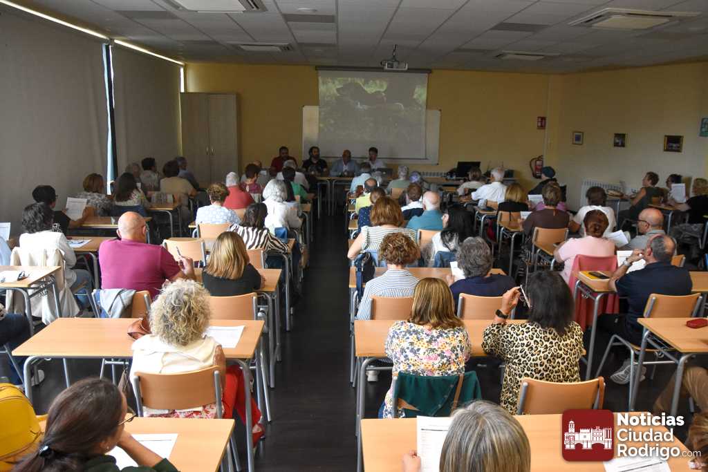 La Universidad de la Experiencia de Ciudad Rodrigo inaugura su nuevo curso con más de 65 alumnos y una charla sobre «Pastoris»