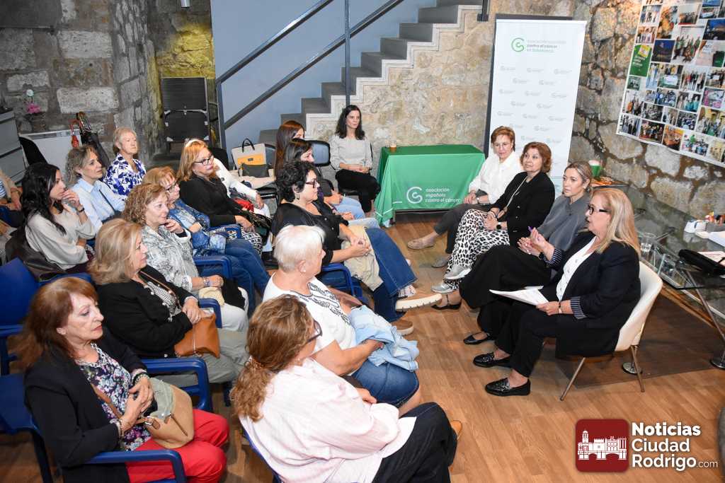 Las experiencias frente al cáncer de mama marcan un más que necesario «Café con… ellas» en Ciudad Rodrigo
