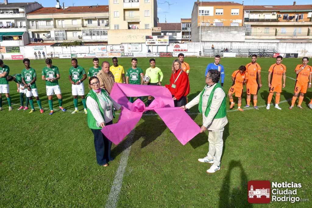 La Asociación Española contra el Cáncer despliega un gran lazo rosa en el encuentro de la UD Mirobrigense