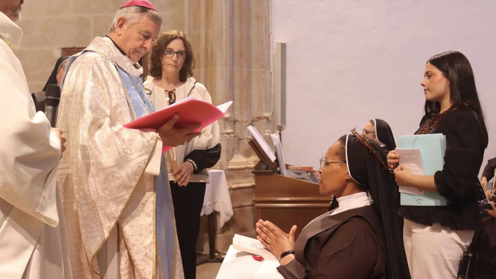 La hermana Agripina del Santísimo Cristo de la Luz realiza sus votos perpetuos en el Monasterio de Porta Coeli