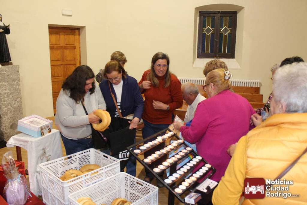 Gran expectación ante la venta de las roscas de la Virgen del Rosario en el Arrabal del Puente