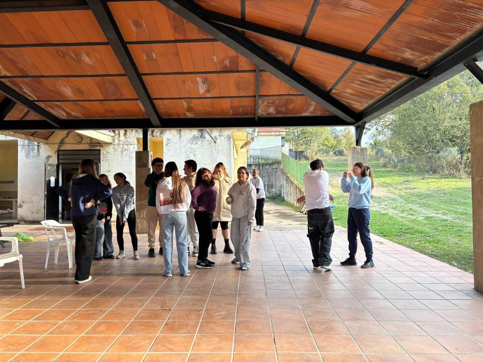 Cáritas reúne a 18 personas en Peñaparda para impulsar la formación de su voluntariado joven
