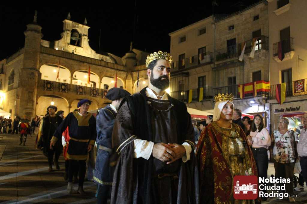 (FOTOS) Desfile multitudinario en el primer día de la Feria Medieval de Ciudad Rodrigo